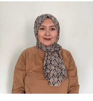 Пример исходного фото, которое вам нужно снять, чтобы сделать фото на паспорт или визу на visafoto.com